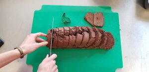 Feierwerk_Blog_Selber_Machen_Funkstation_Hasenkuchen_Scheiben_schneiden