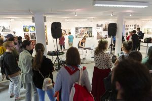 20190606_Feierwerk_Farbenladen_Ausstellung_Kunst_Fotografinnen_Vernissage 14x2m_copyright_Christin_Büttner (120)